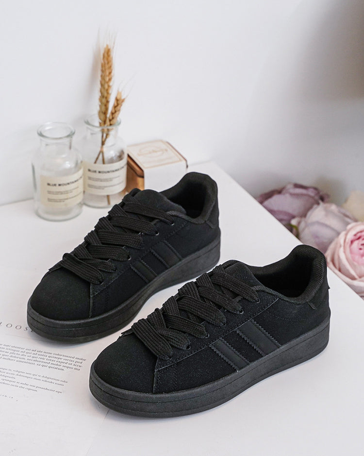 Viral All Black Sneaker