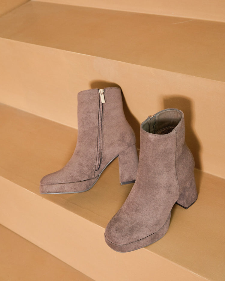 Rina Heel Boots Taupe oba buty na klatce schodowej