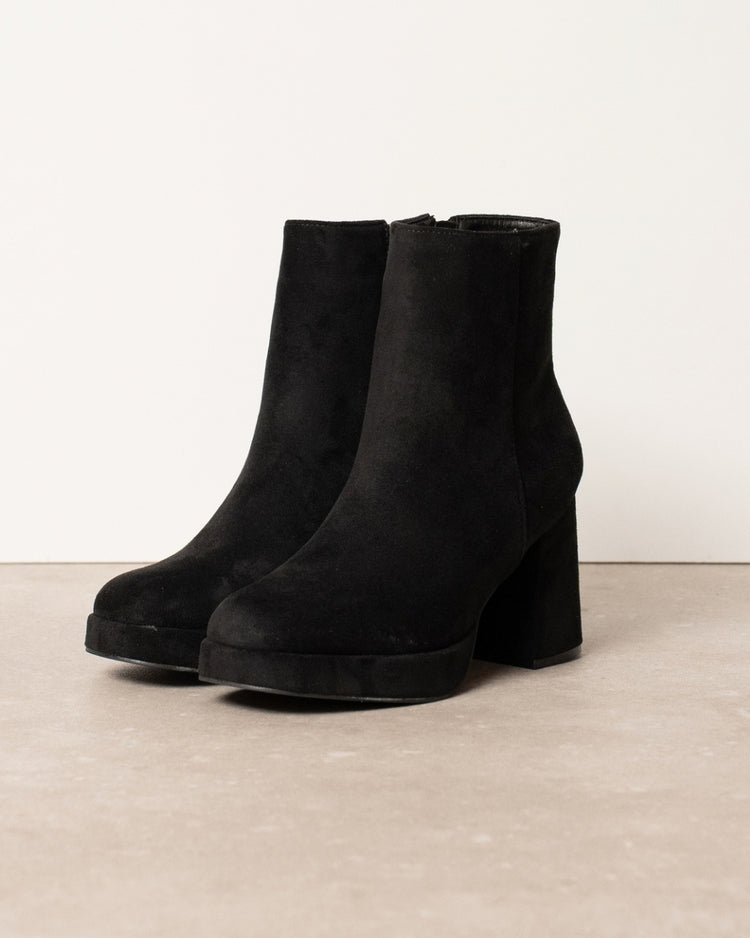 Rina Heel Boot Black - para botków na jasnym tle