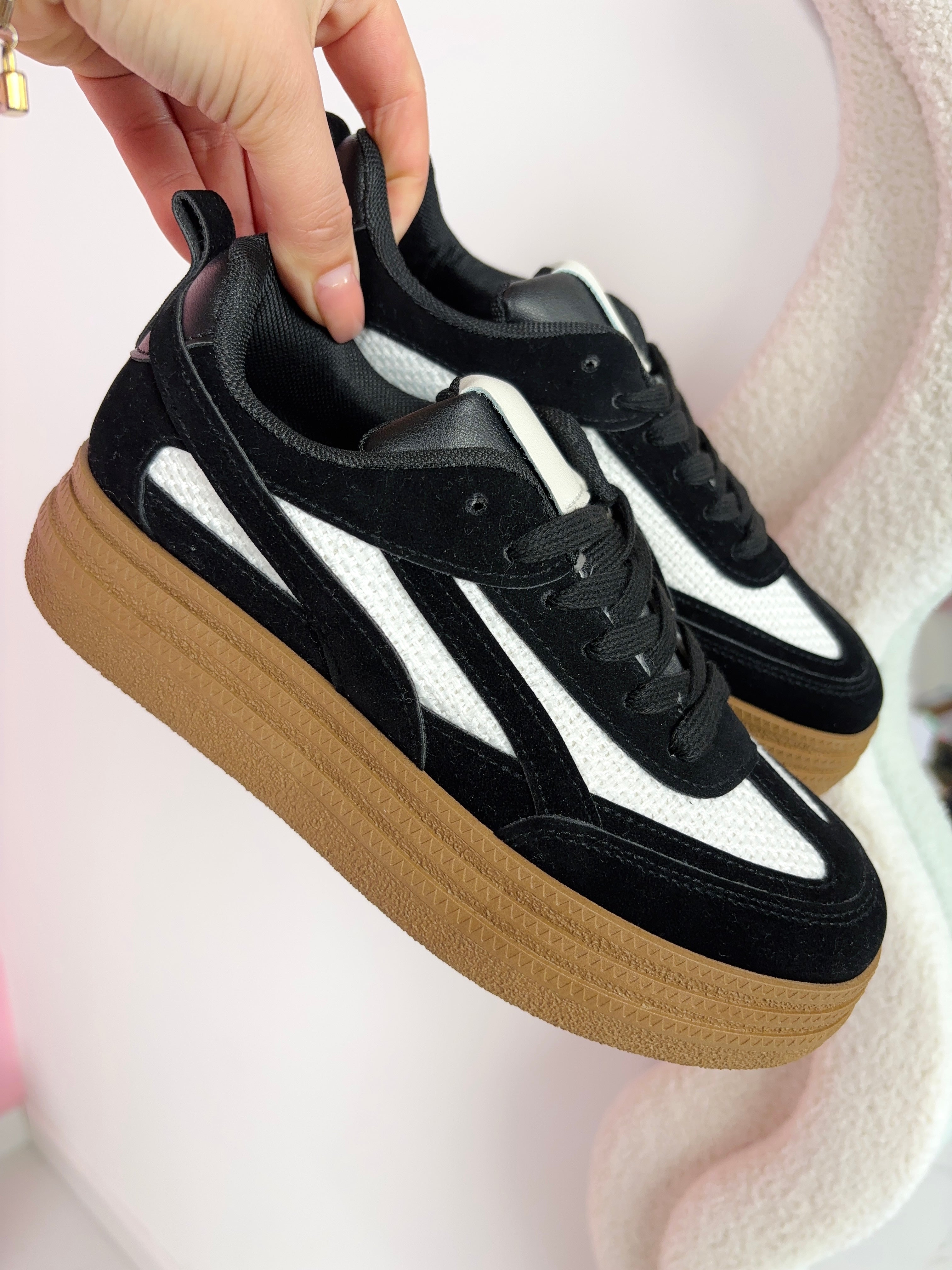 Rowy Black Sneaker