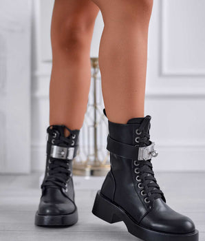 52103 Black Boots