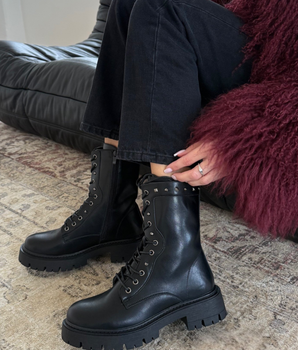 Schwarze Schnürboots mit Nieten