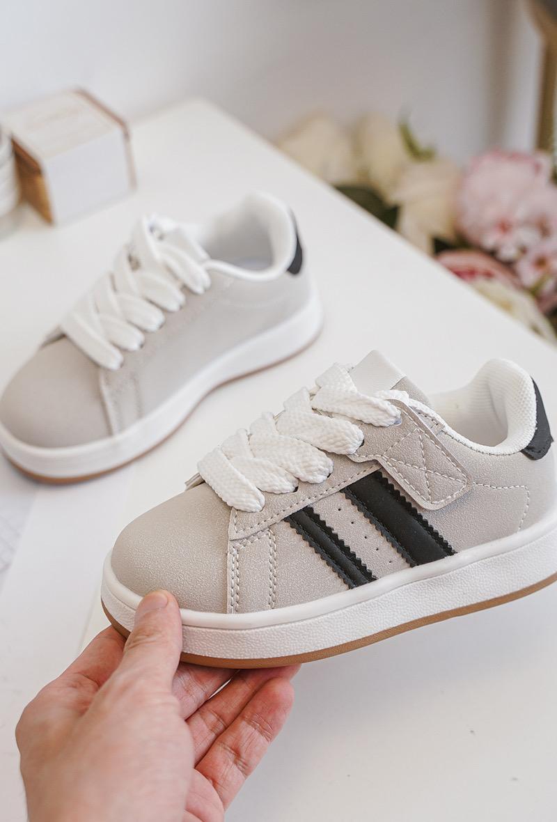 Les enfants doivent être sneaker beige