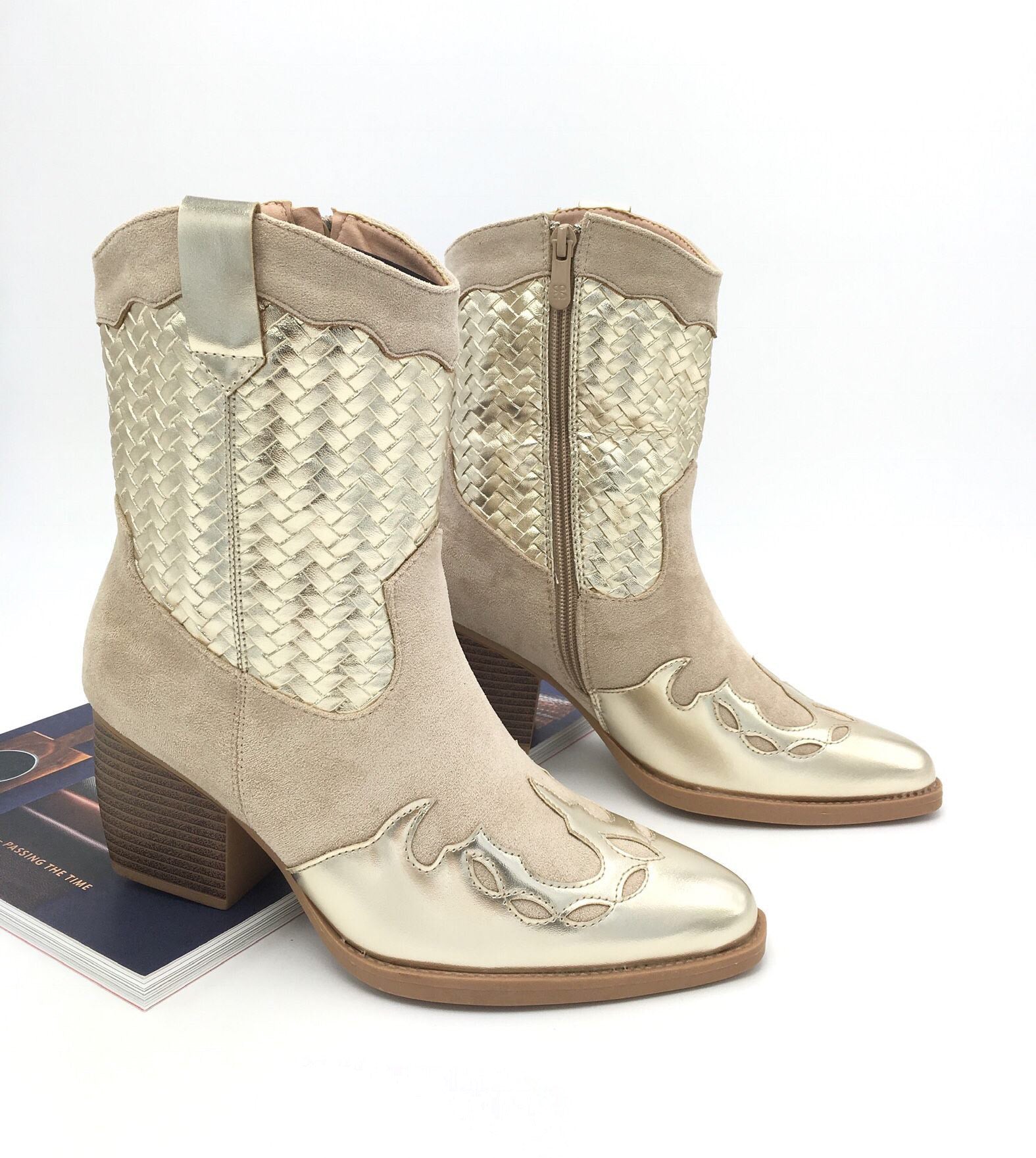 Spezielle goldene Cowboystiefel