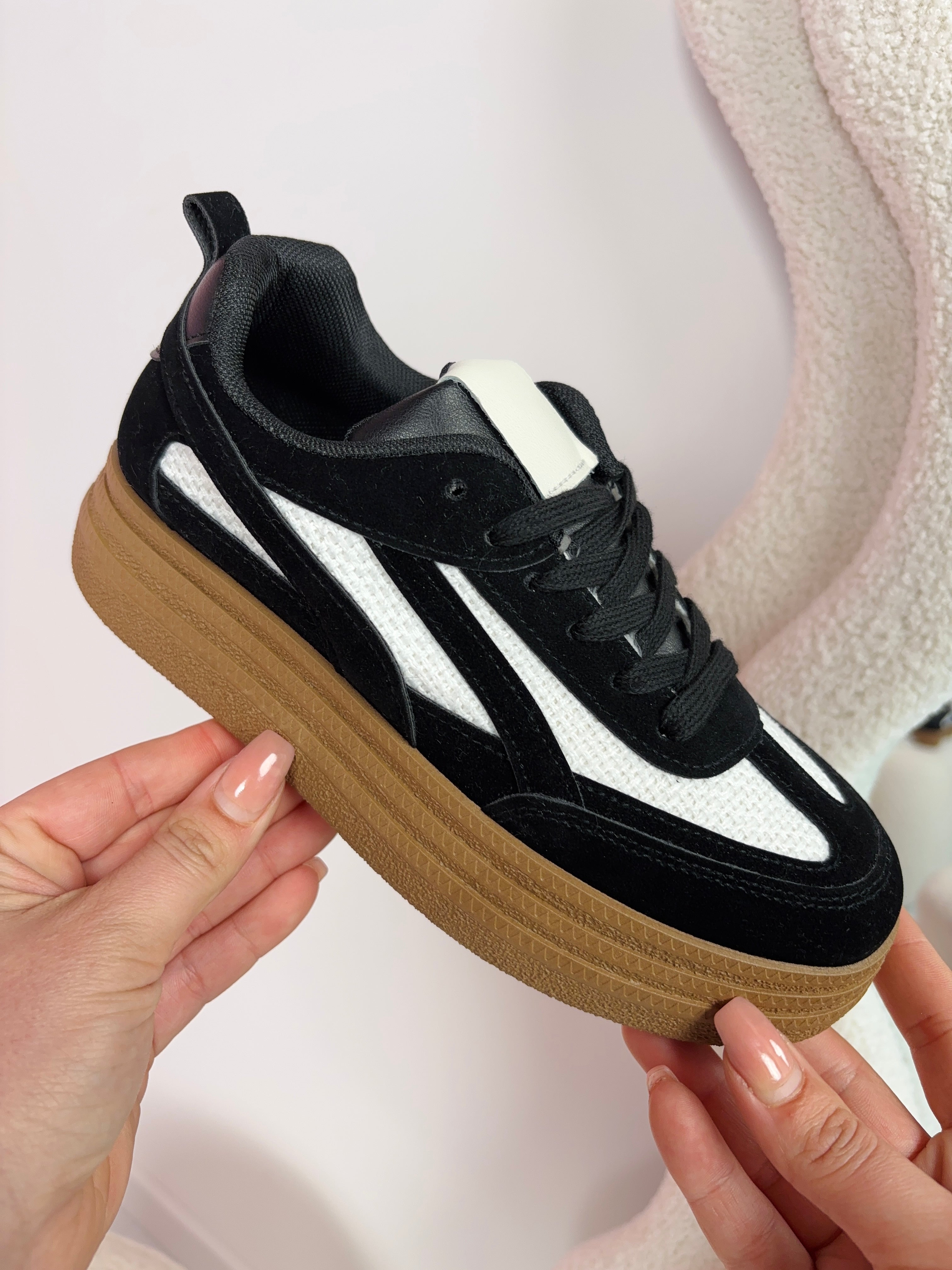 Rowy Black Sneaker