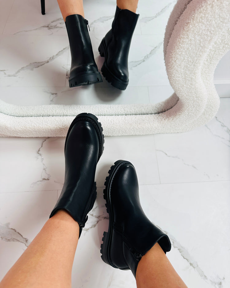 Benne Black Boots