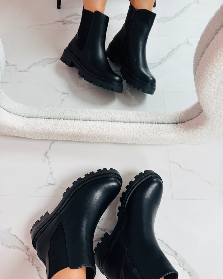 Benne Black Boots