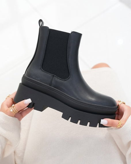 Best Chelsea Boots - Black