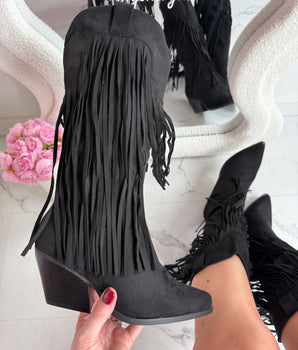 Hohe schwarze Stiefel mit Fringles