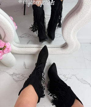 Hohe schwarze Stiefel mit Fringles