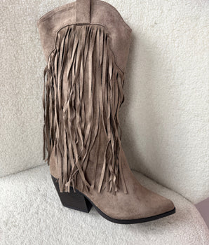 Hohe Taupe Stiefel mit Fringles
