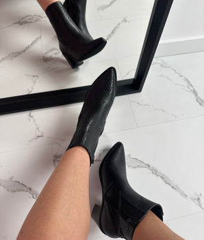 2250 Black Boots