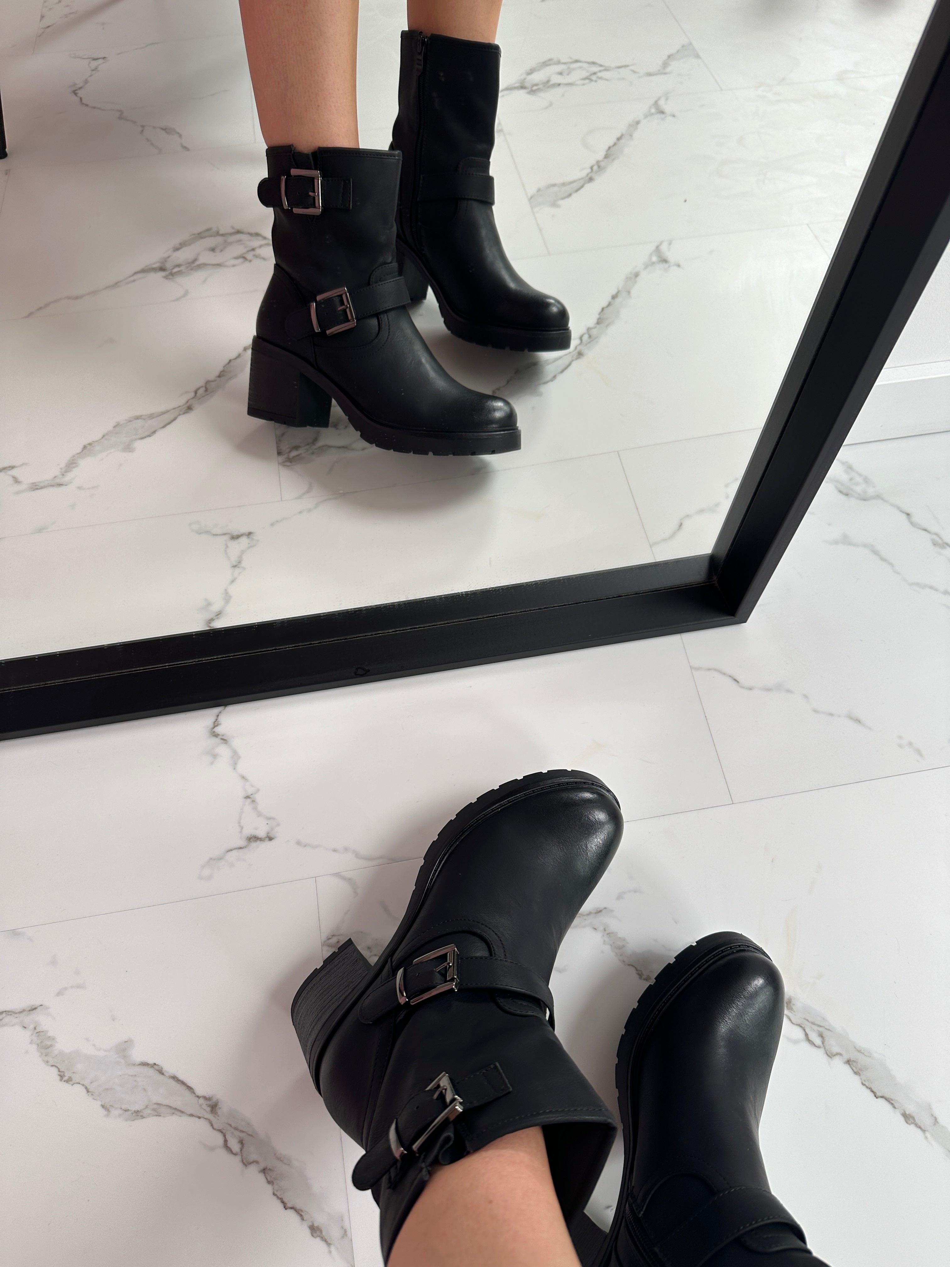 Bottes noires romrées