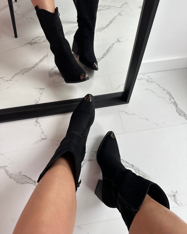Roan Black Boots