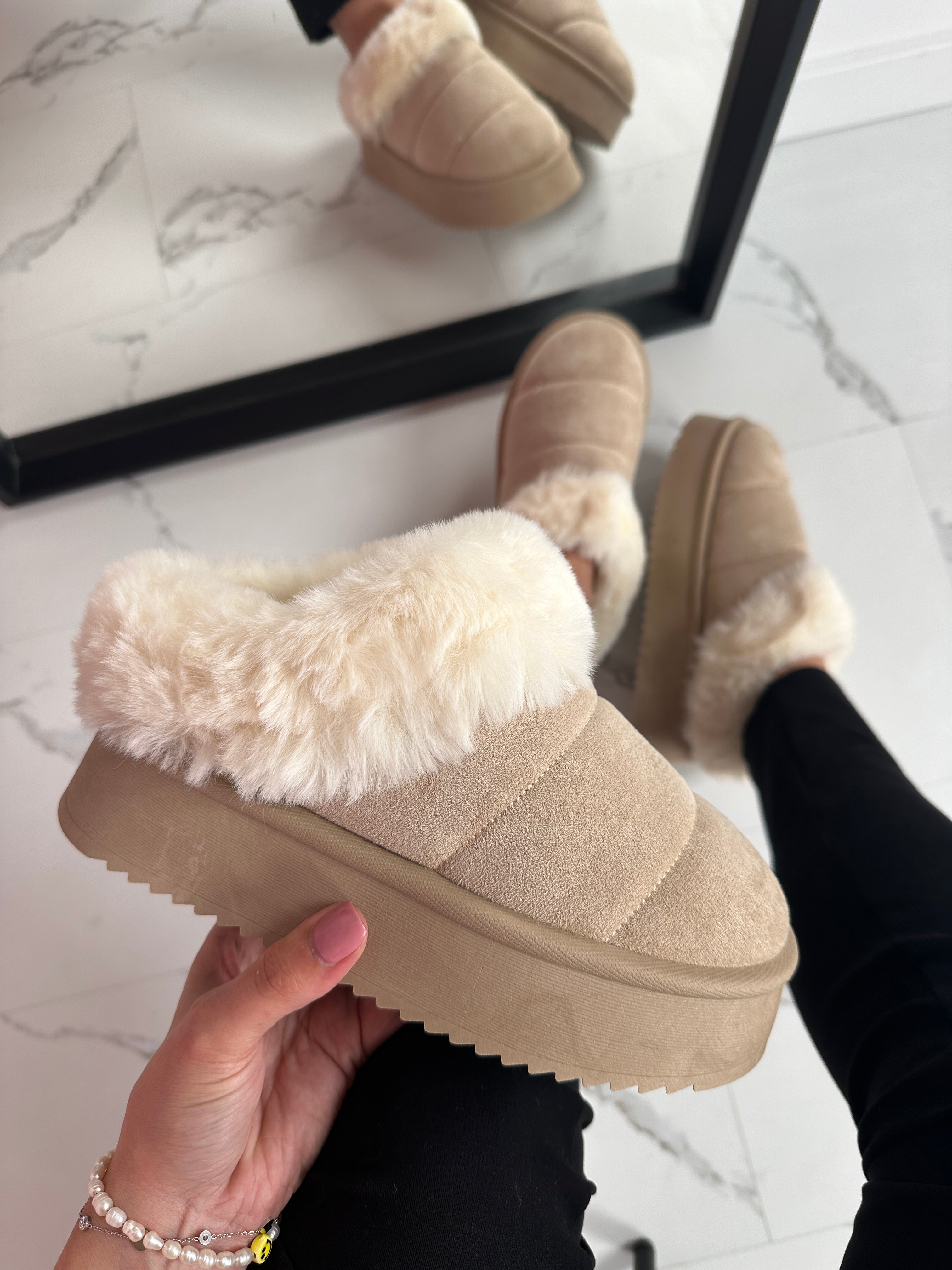 2053 Beige Slipper