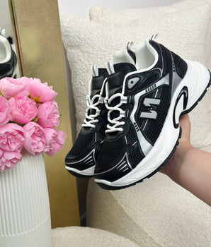 Nova Black Sneaker