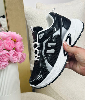 Nova Black Sneaker