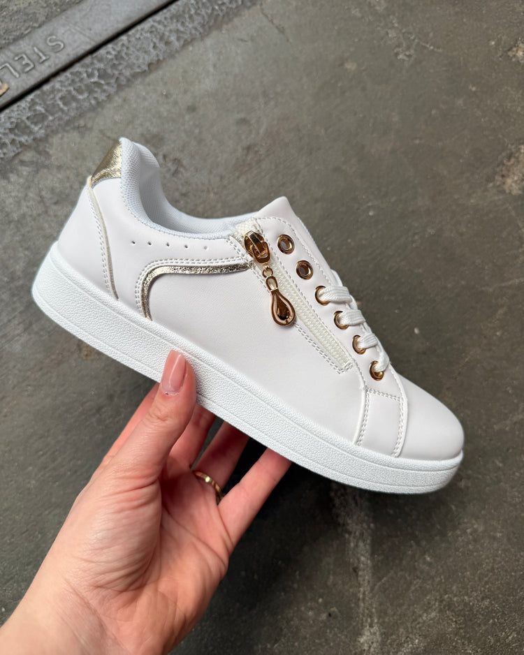 Pom All White Sneaker