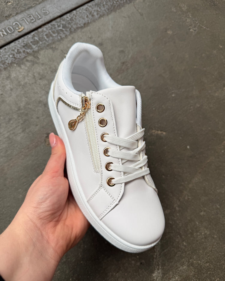 Pom All White Sneaker