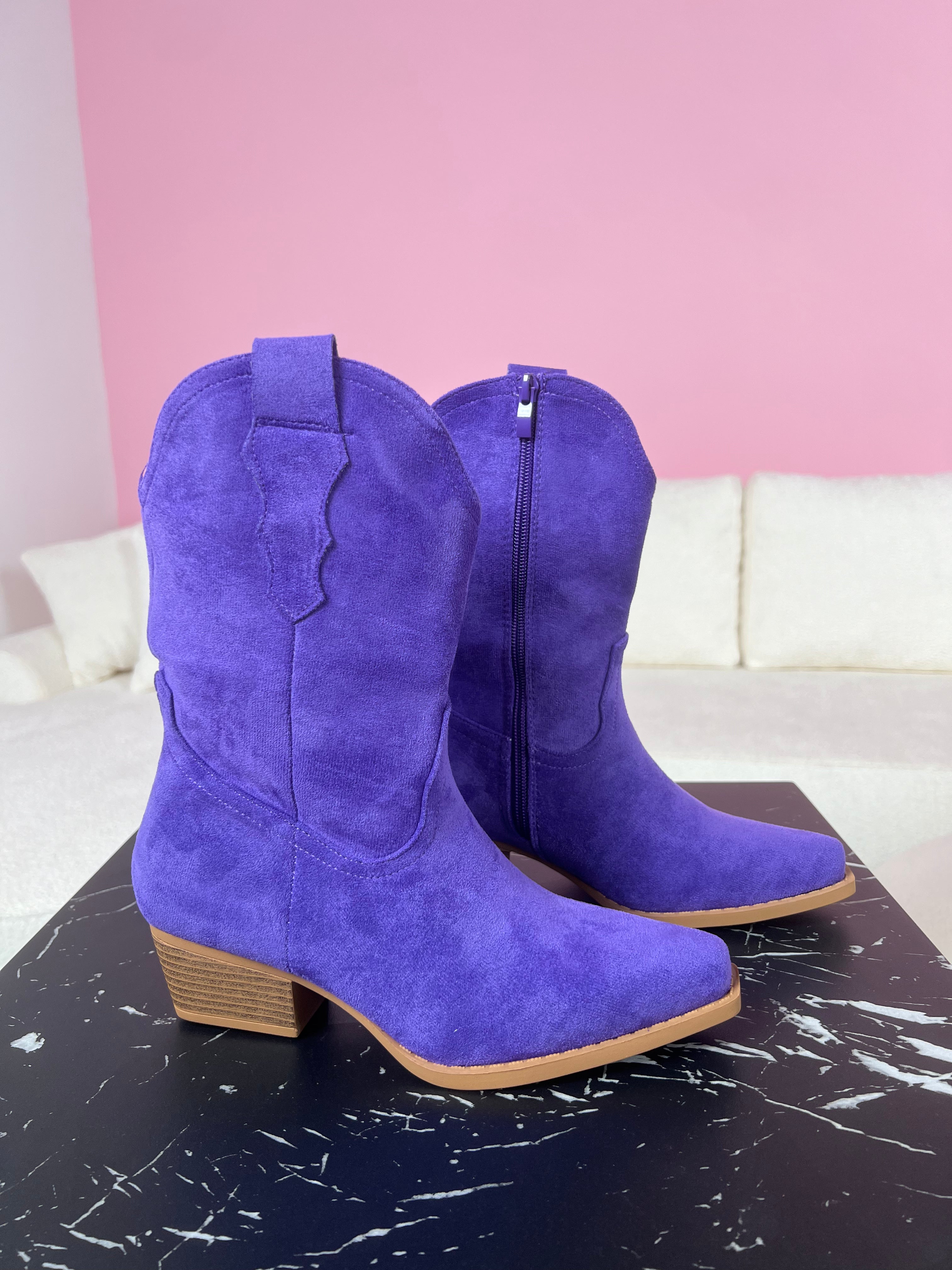 Bottes violettes égales