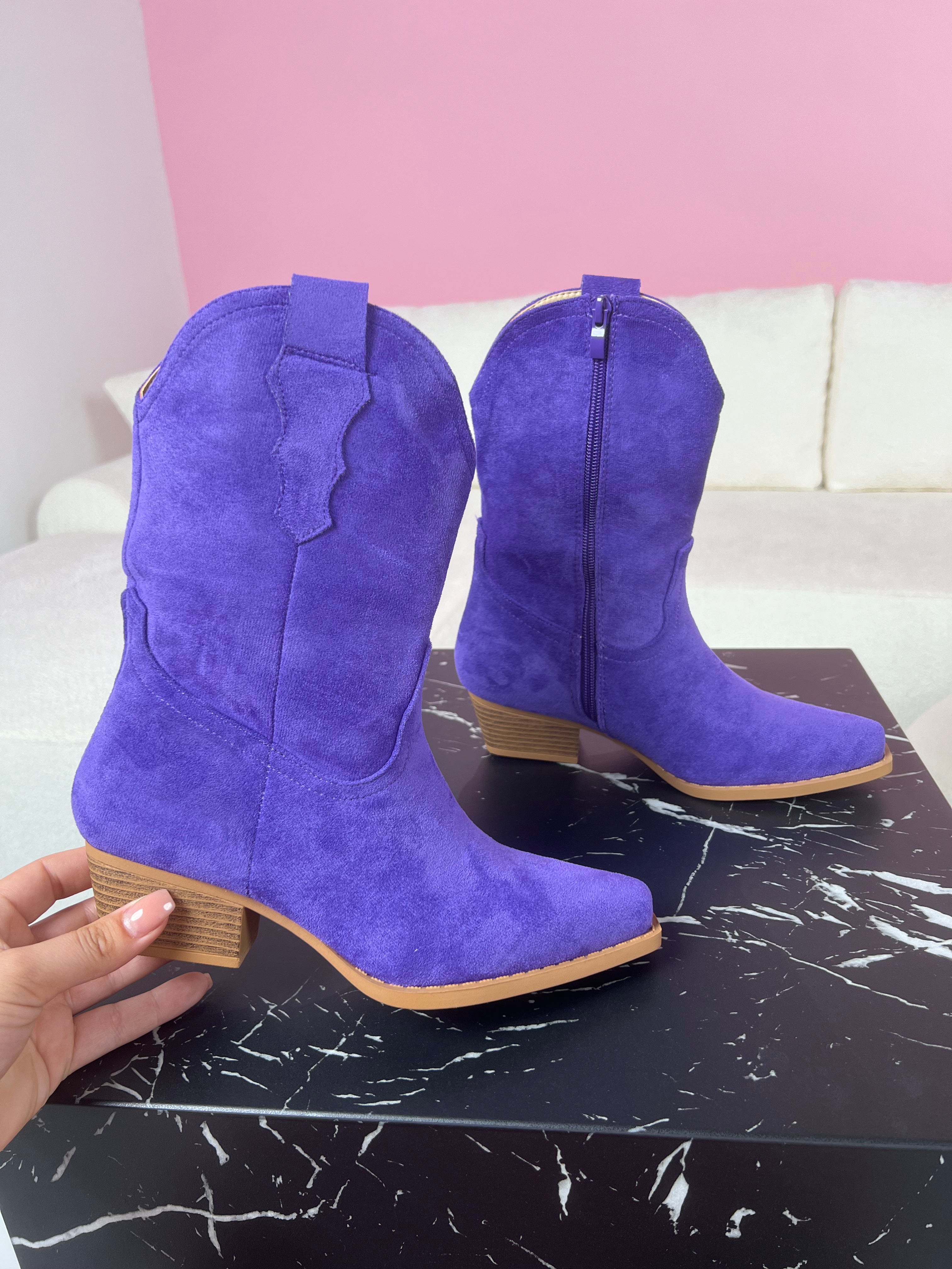 Bottes violettes égales