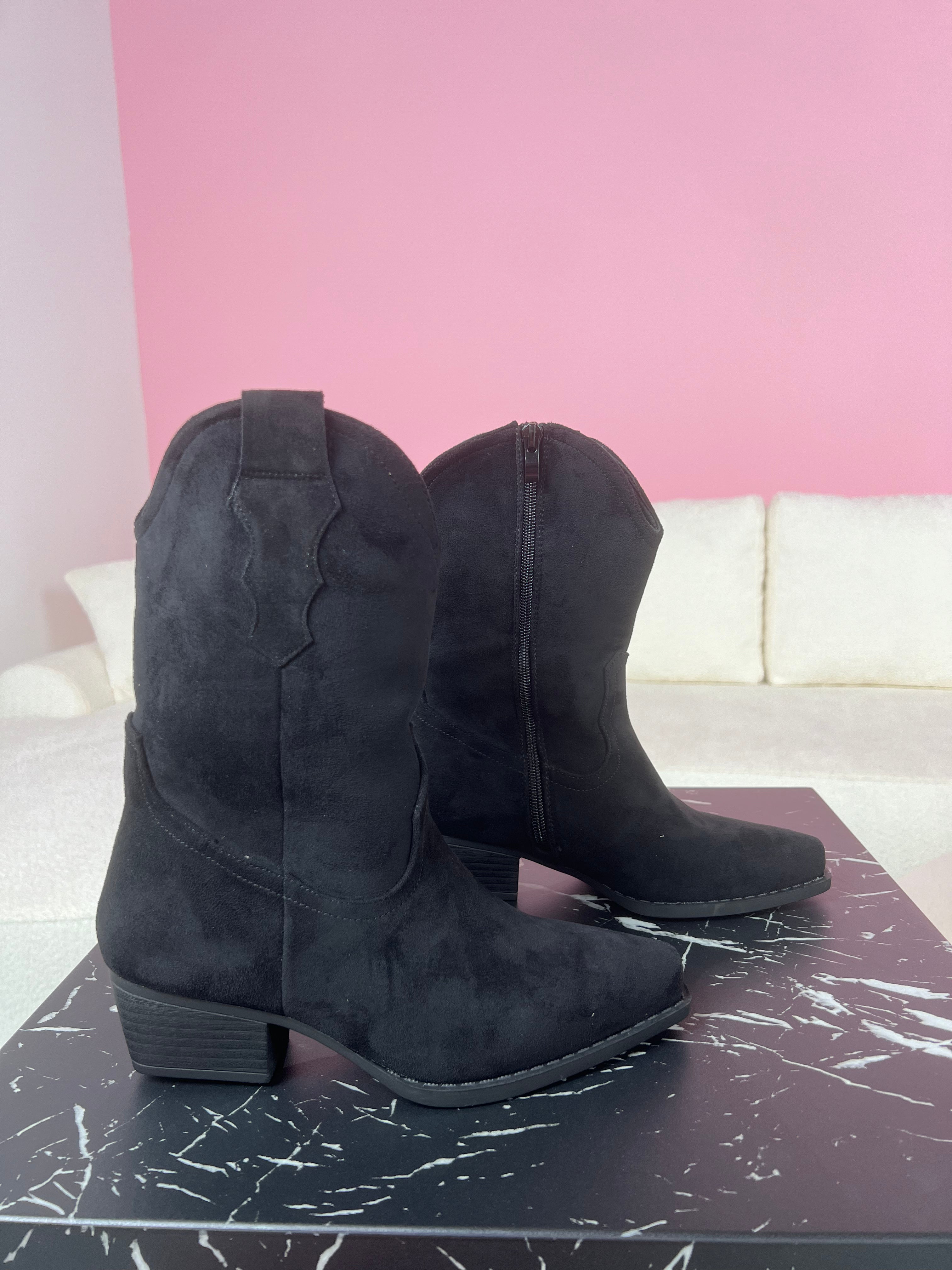 Bottes noires égales