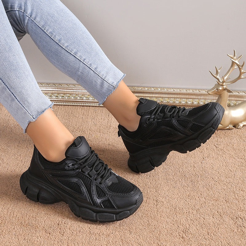 Y38 Black Sneaker