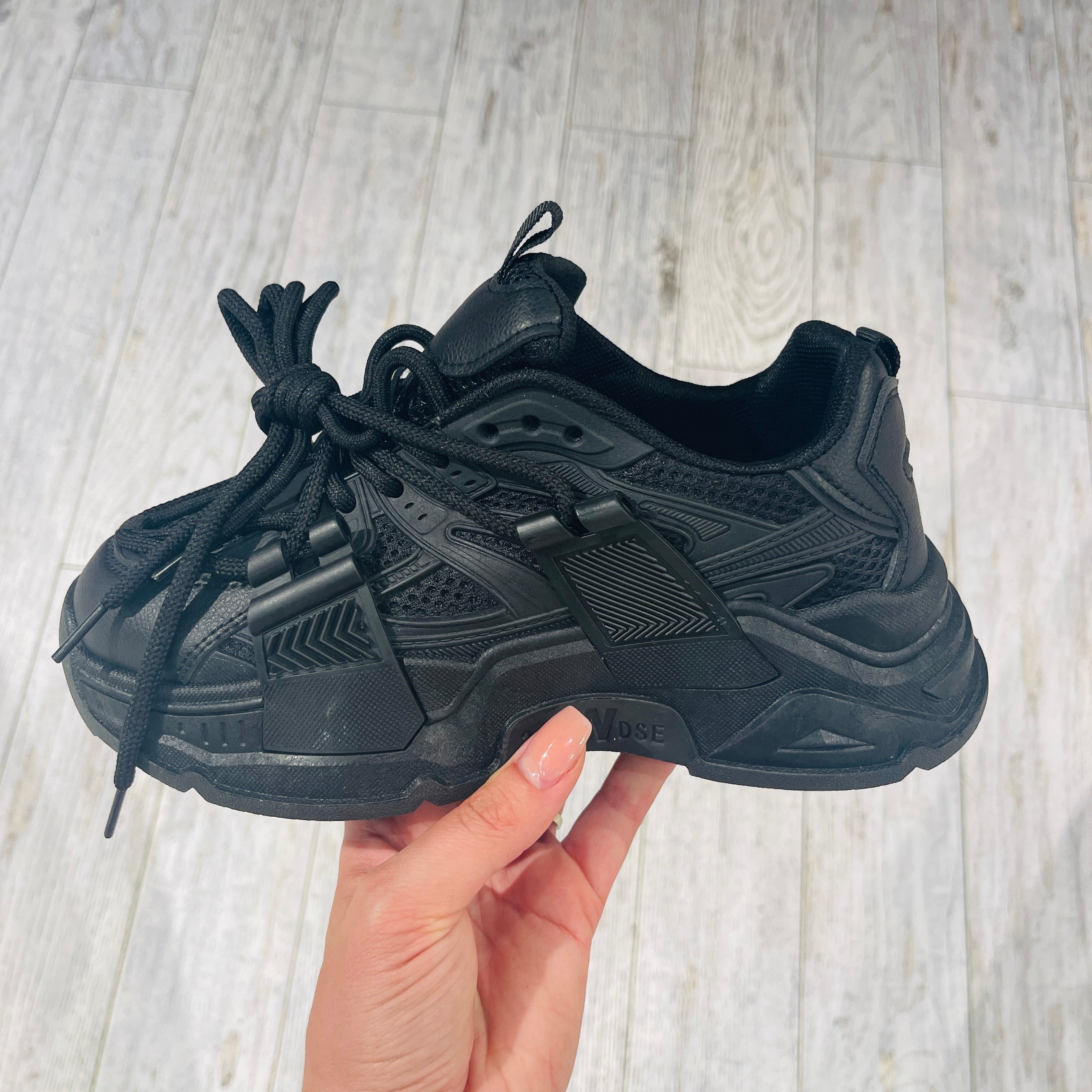 Doppelter schwarzer Sneaker