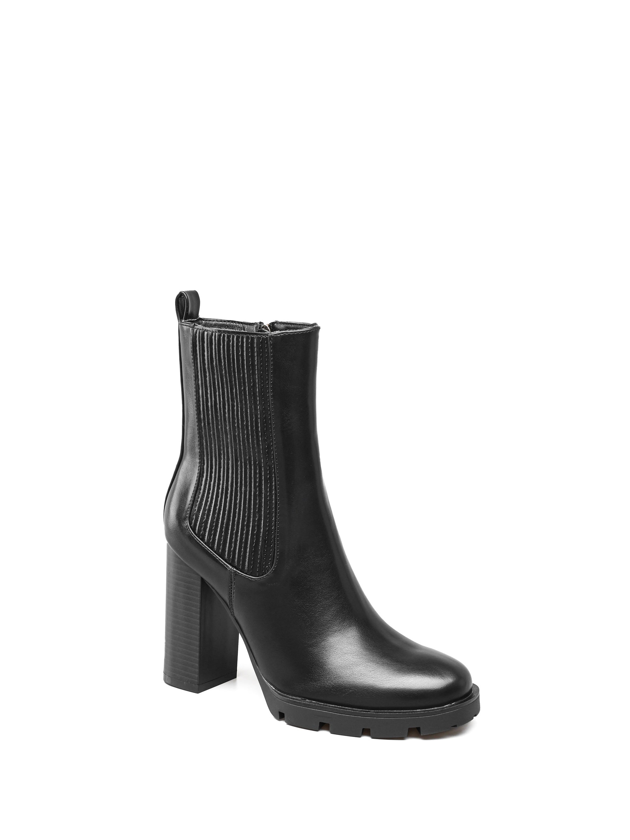 52026 Black Boots