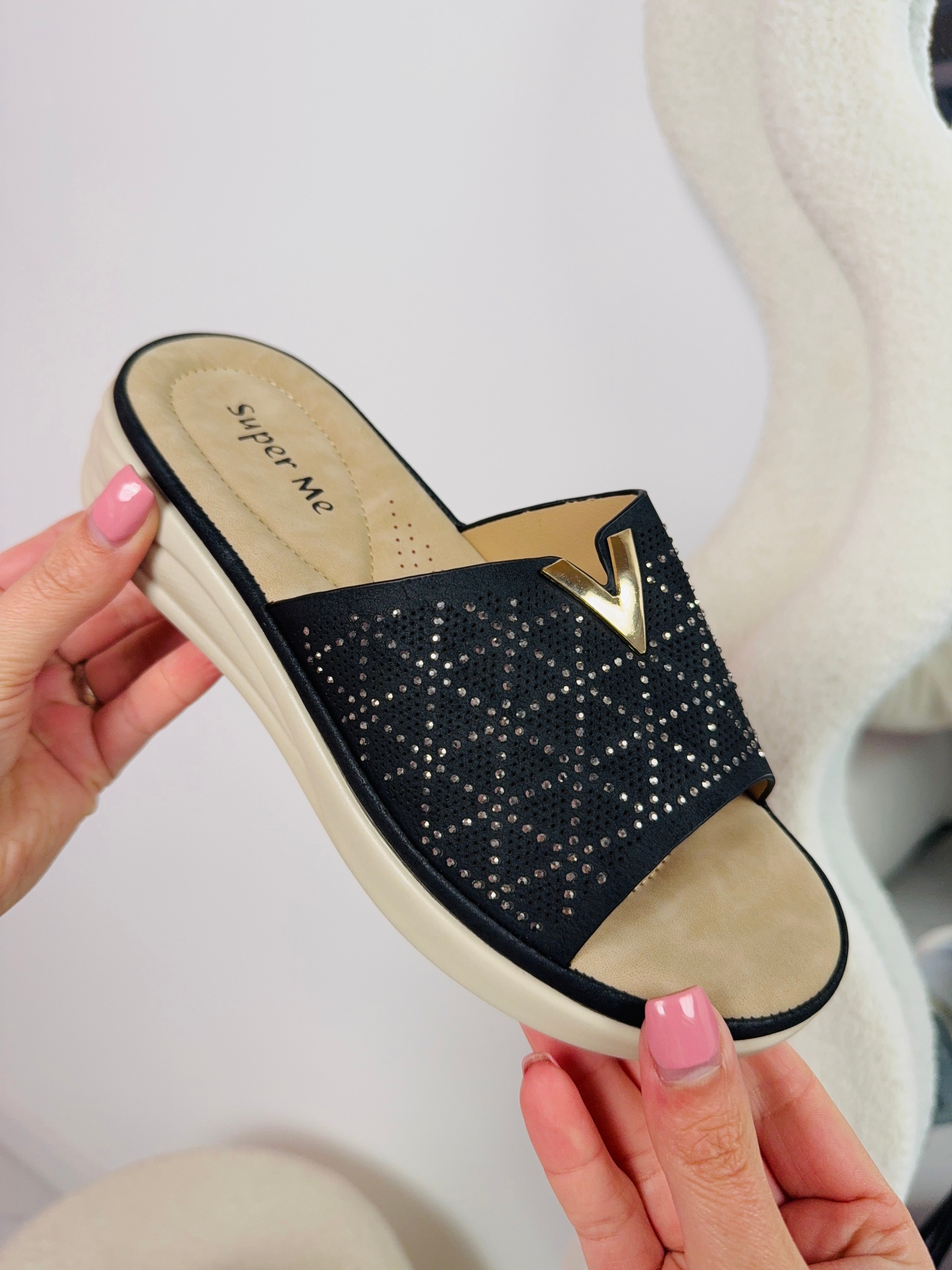 Detail Black Slides
