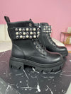 28 bottes noires