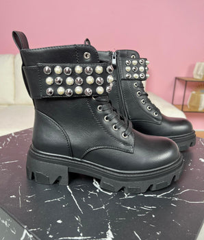 28 Black Boots