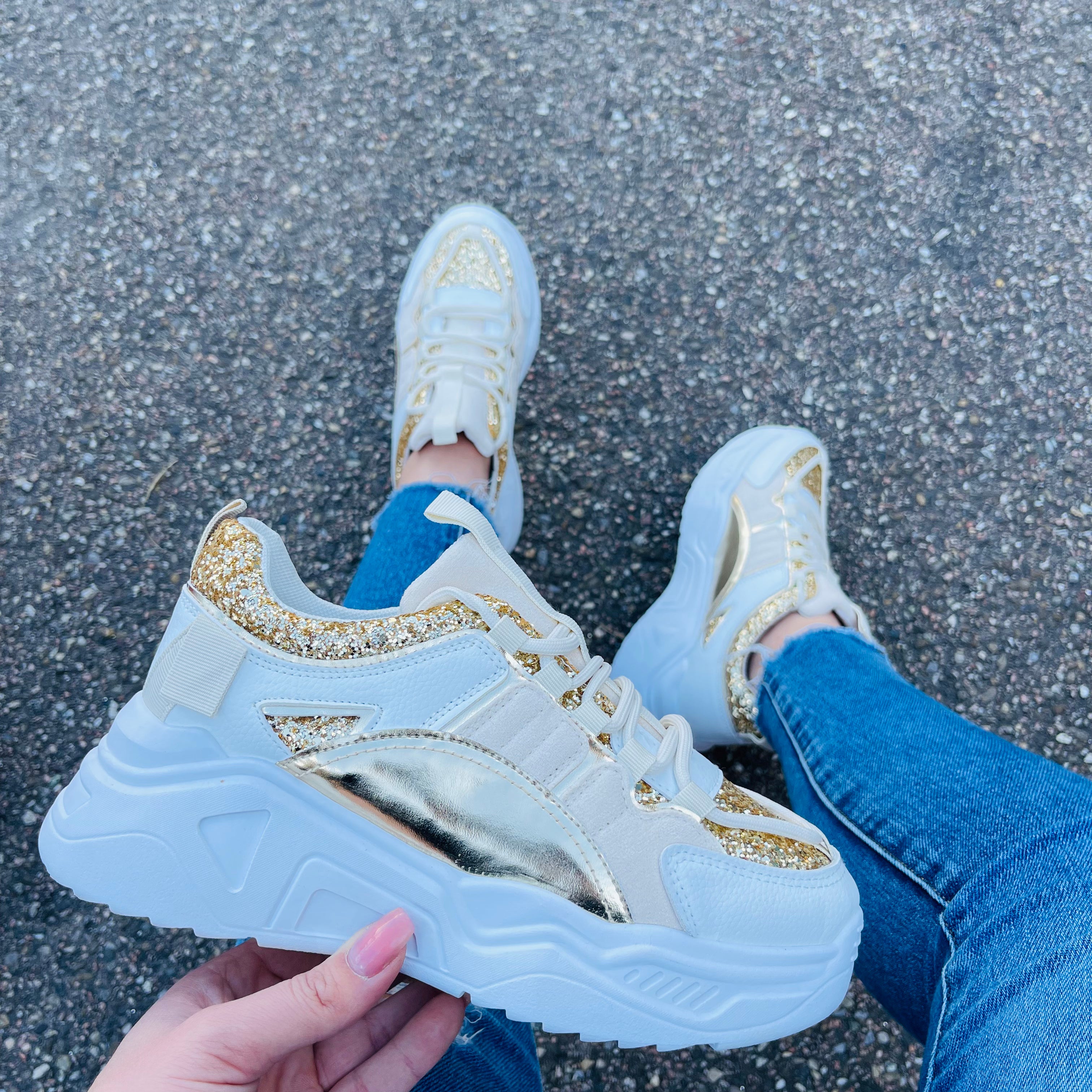 Trendy Gold Sneaker