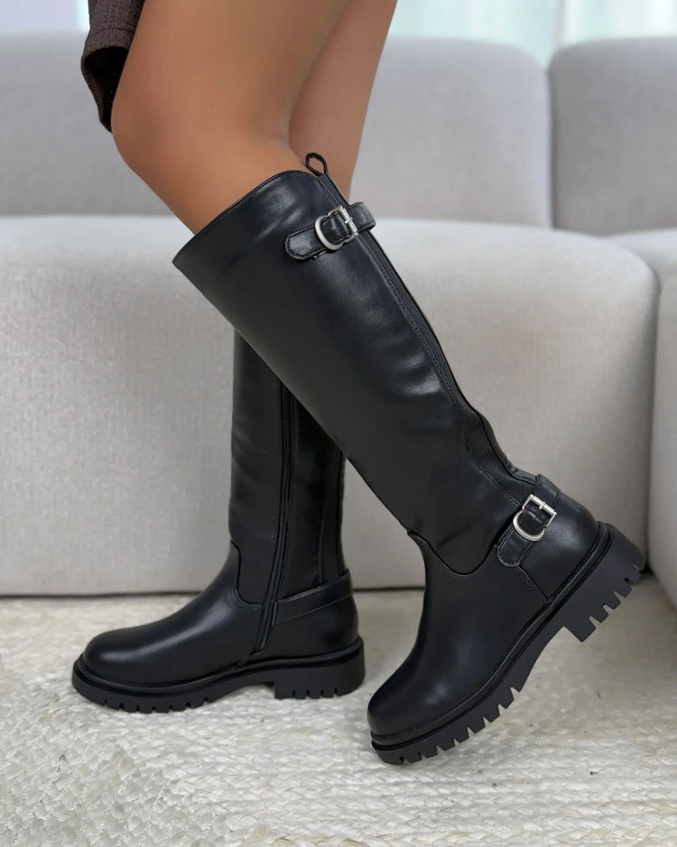 Zwarte stretch boots gedragen met zicht op beide gespen