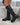 Schwarze Stretchstiefel mit Blick auf beide Schnallen