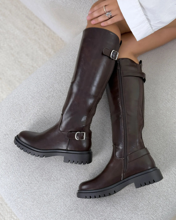 Bruine stretch boots gedragen met zicht op beide gespen
