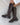 Braune Stretchstiefel mit Blick auf beide Schnallen