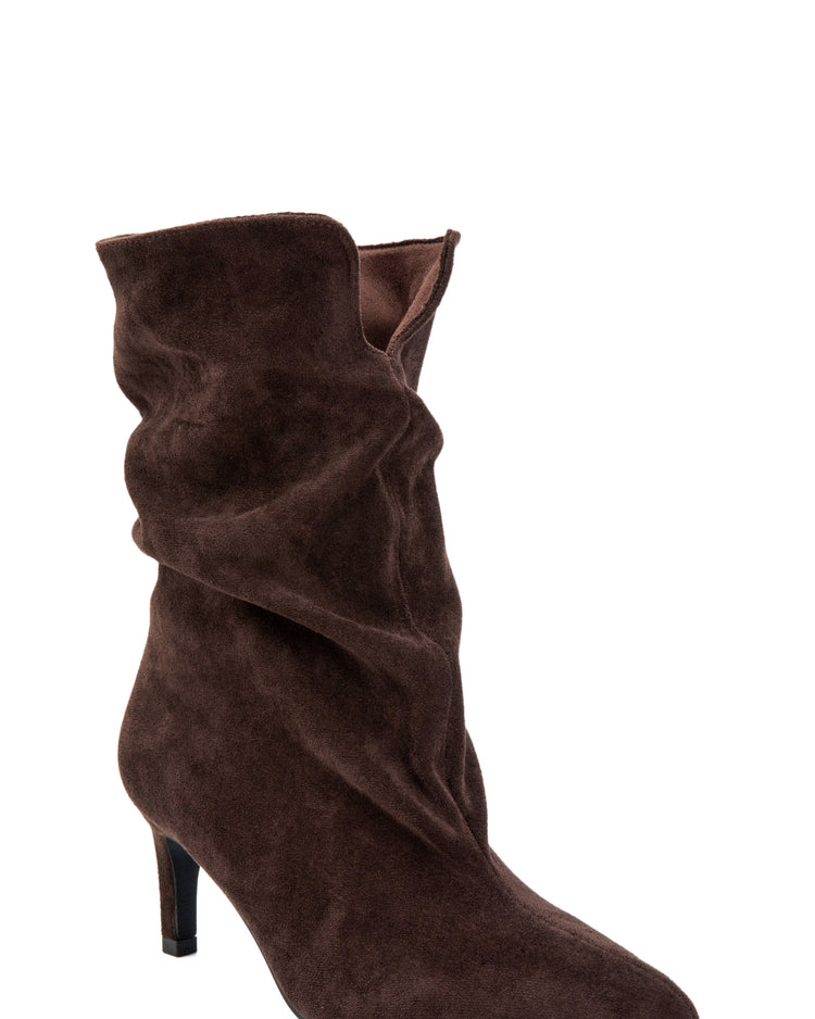 Gorgina Haklaars in Brown