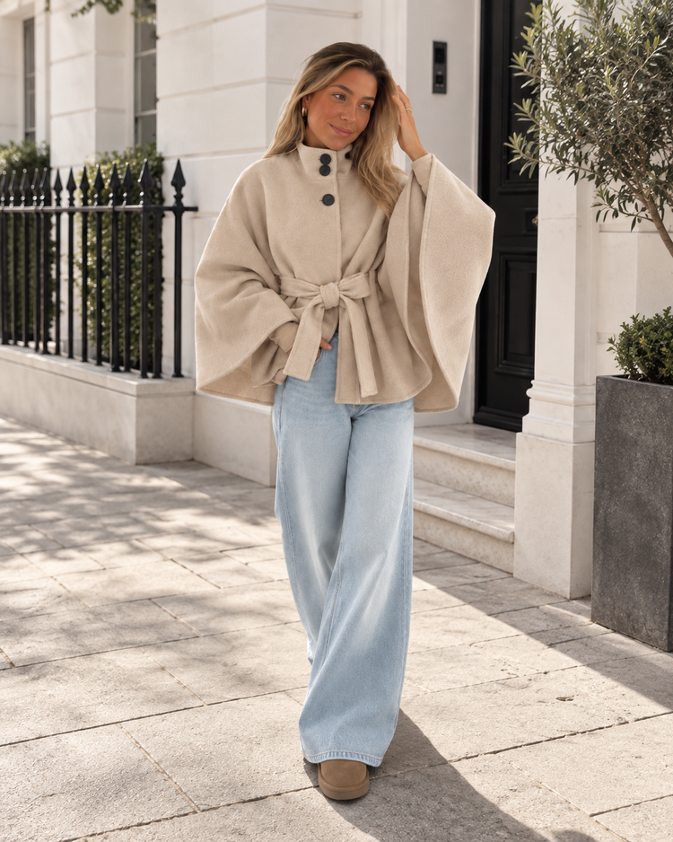 Poncho Chaira in Beige – lifestyle