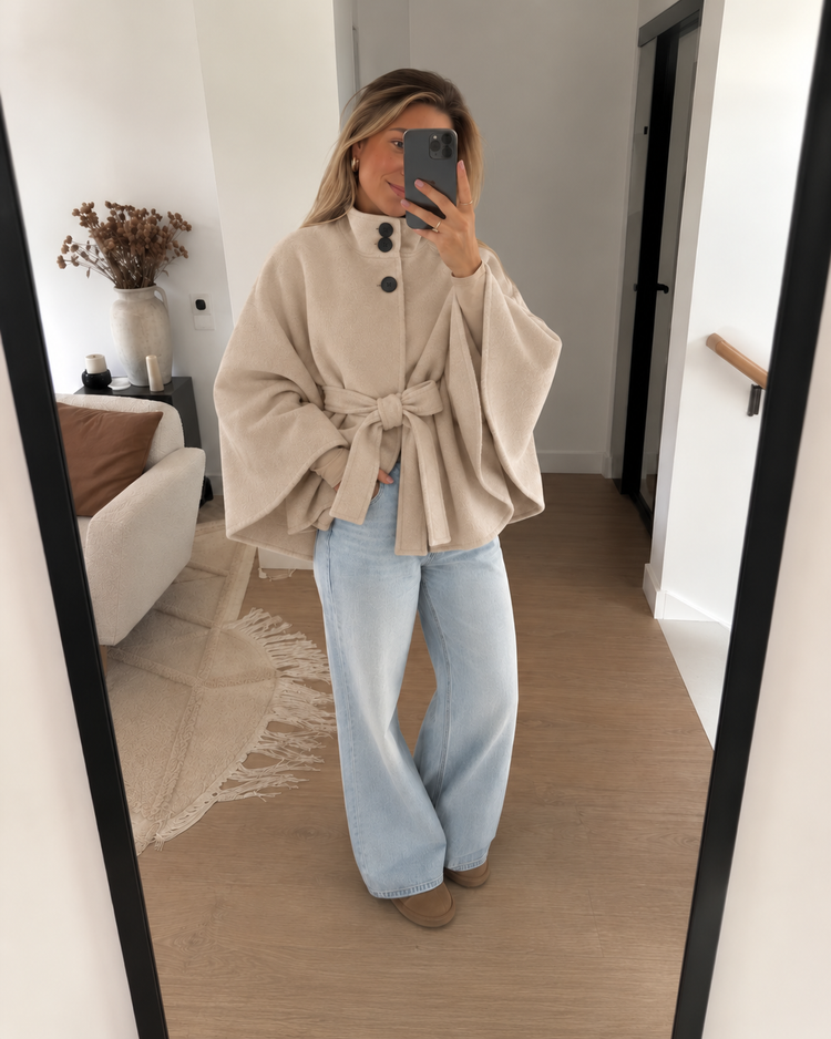 Poncho Chaira in Beige – spiegelselfie