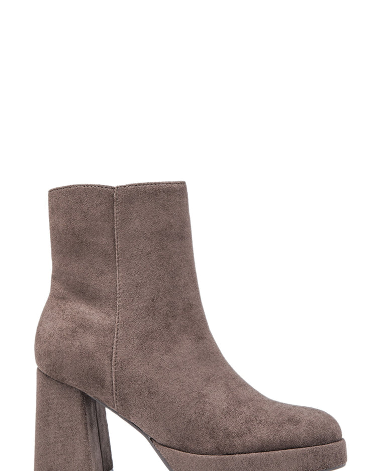 Rina Heel Boots, widok z boku na białym tle