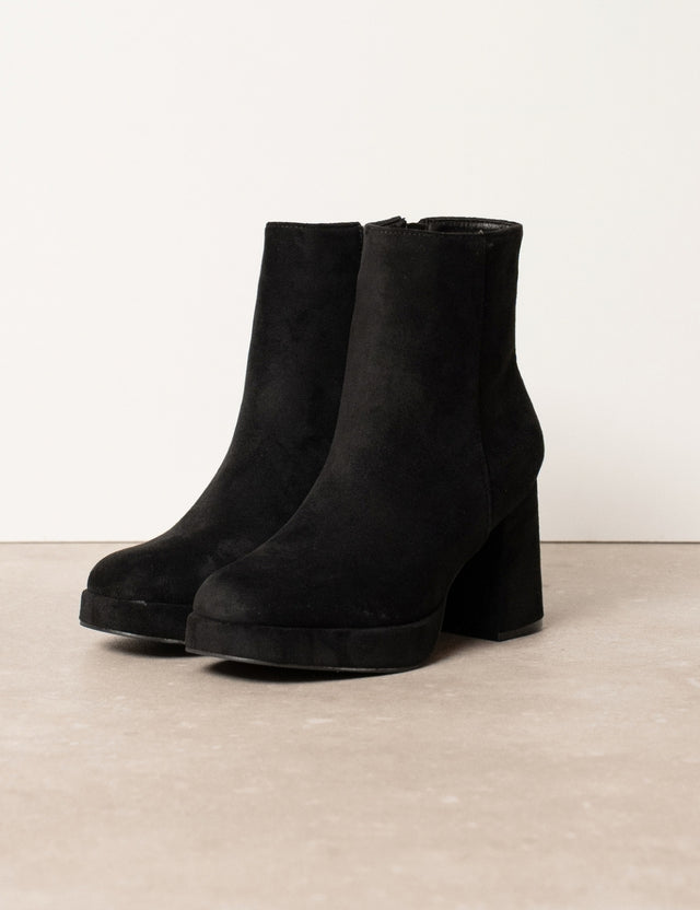 Rina Heel Boot Black - para botków na jasnym tle