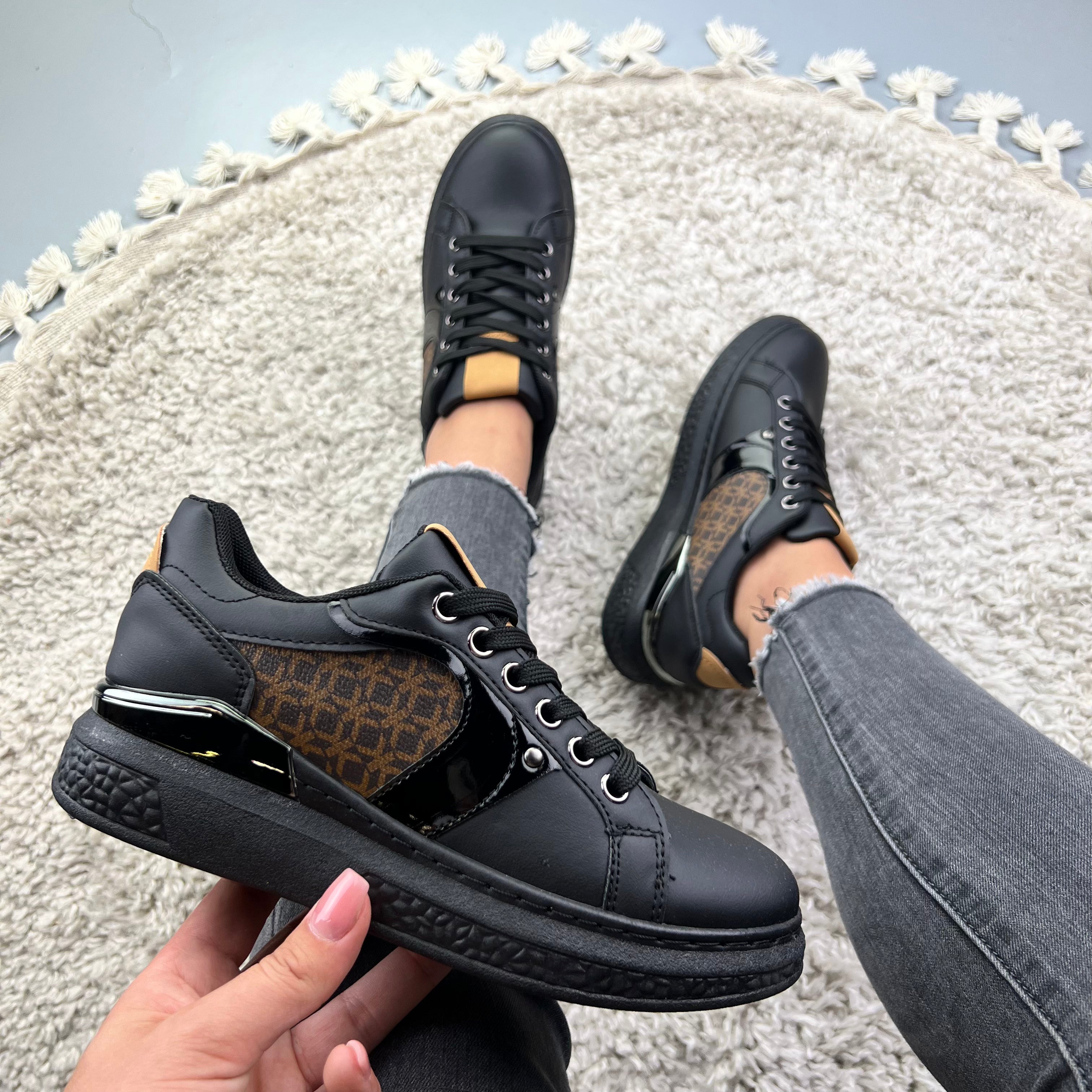 Alma Black Sneaker