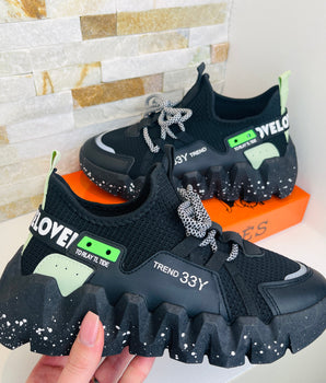 YY92 Schwarzer Sneaker